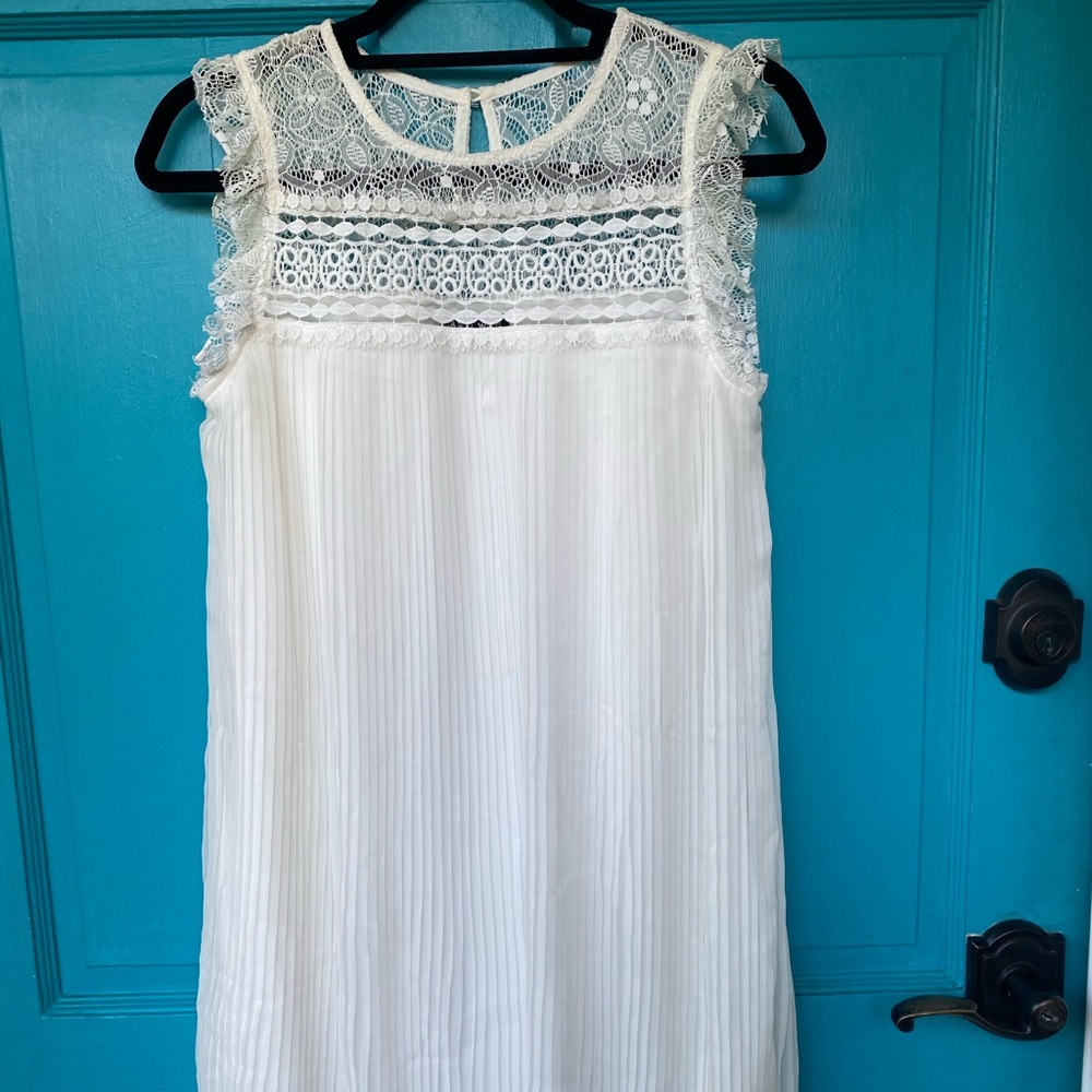 White lace sleeveless mini dress, accordion style- size S
